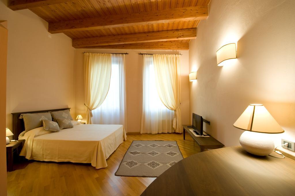 Piazza Azuni 18 Guest House Sassari Phòng bức ảnh