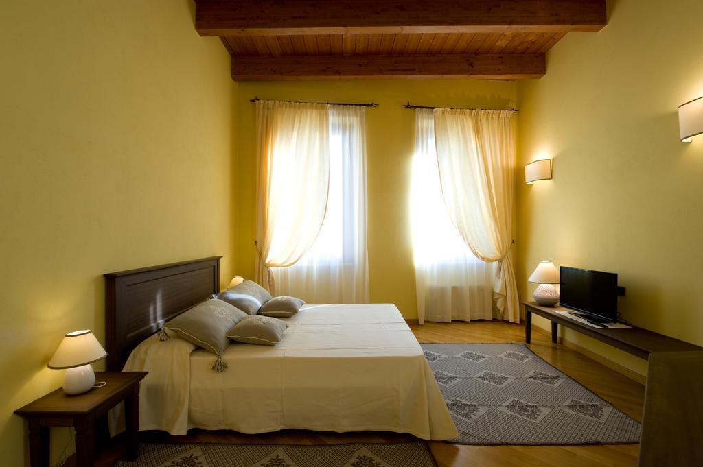 Piazza Azuni 18 Guest House Sassari Phòng bức ảnh